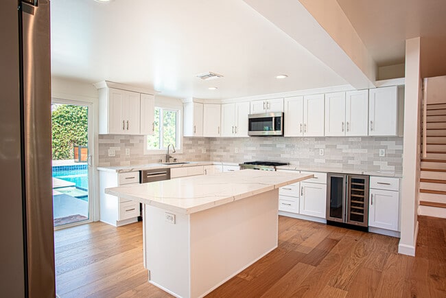 Building Photo - 157 N Vista St