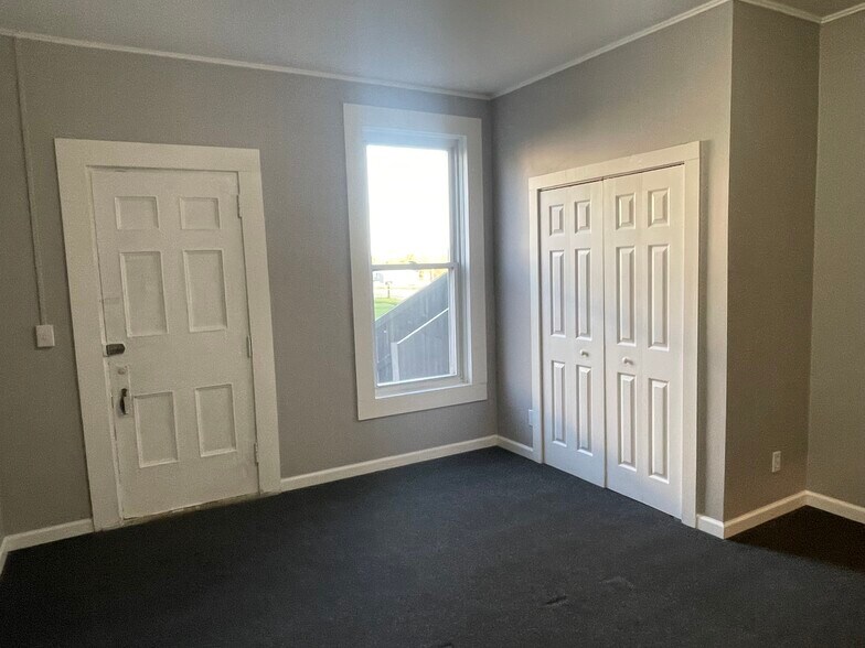 Building Photo - 1389 Broadway