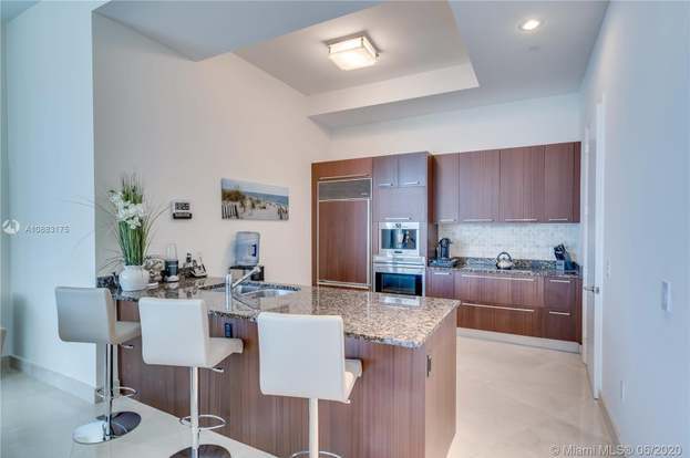 Building Photo - 15811 Collins Ave