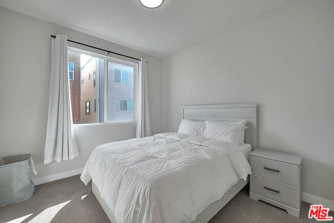 Building Photo - 629 Daniel Freeman Cir