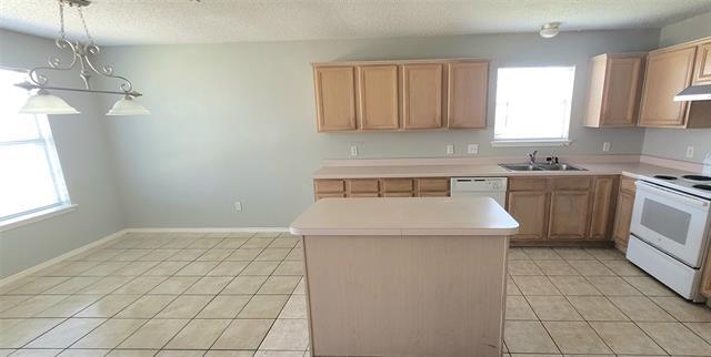 Building Photo - 865 W Lynn Creek Dr