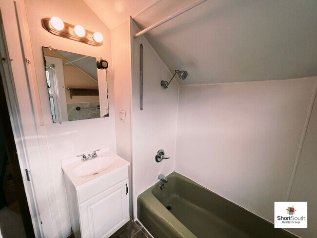 Building Photo - Recently updated 4 bed 1.5 bath Single Fam...
