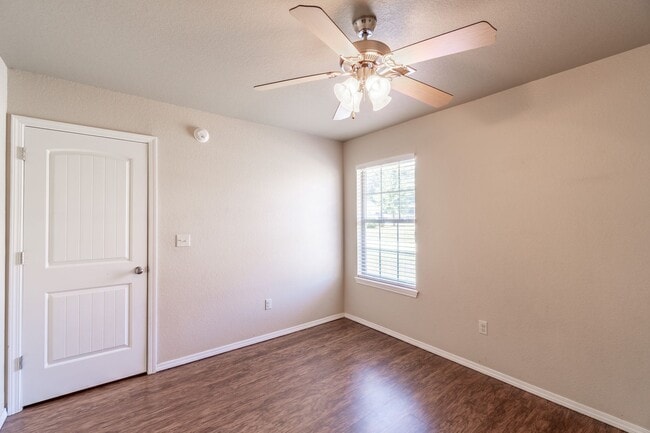 Building Photo - 2763 Oakview Rd