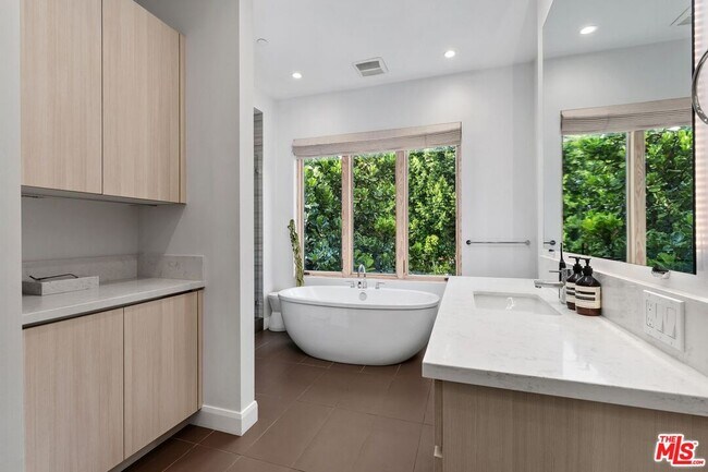 Building Photo - 1251 N Formosa Ave