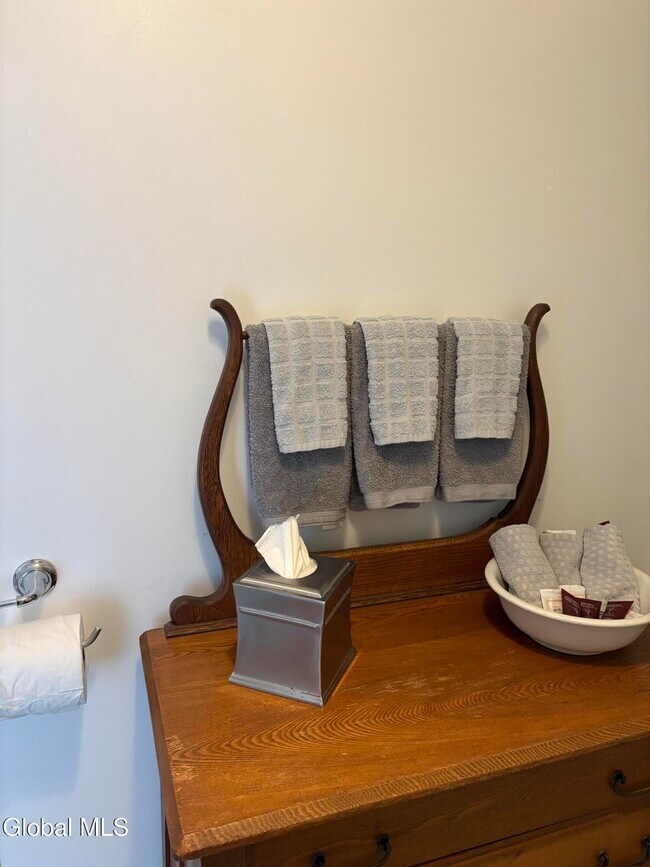 Building Photo - 20 Elm St