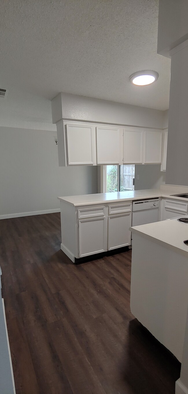 Building Photo - 391 Peach Ave