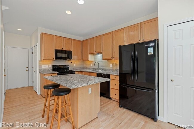 Building Photo - 38282 Saratoga Cir