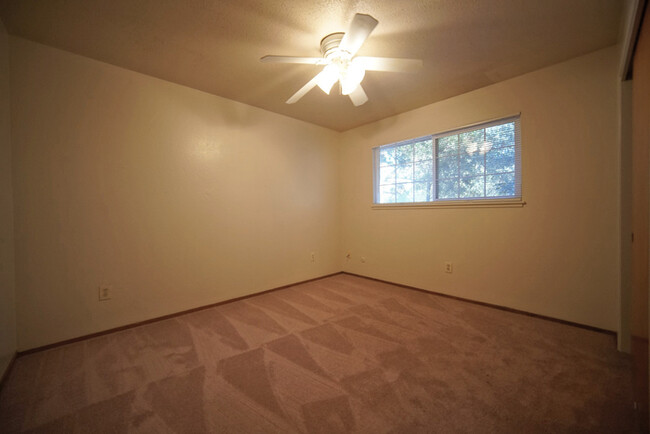 Building Photo - Charming 2-bedroom 1-bathroom in Carmichael!