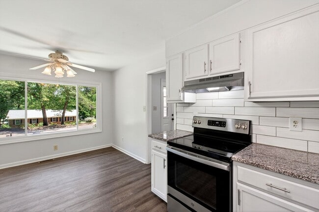 Building Photo - Charming Brick Ranch-Style Cul-de-Sac Home in Garner!