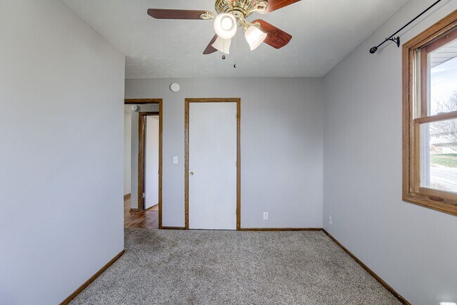 Building Photo - Conveniently Located 3 Bedroom Bellevue Home!!