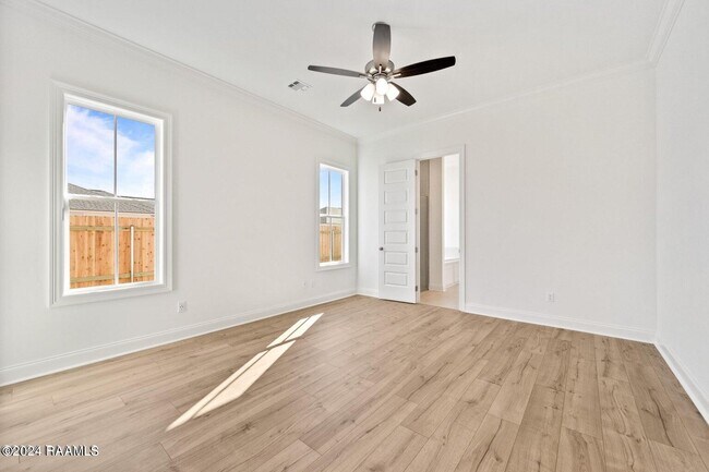 Building Photo - 128 Oak Village Dr