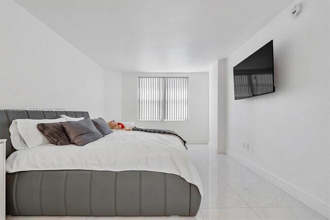 Building Photo - 1980 S Ocean Dr