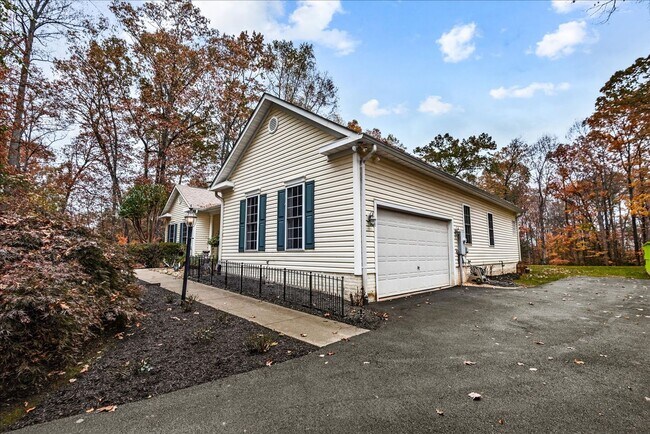 Building Photo - **Charming 3-Bedroom Rambler on 3 Acres in...