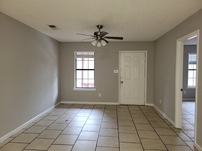 Building Photo - Section 8 accepted!!! "Charming 2-Bedroom Haven in the Heart of Decatur – Your Perfect Urban Retr...