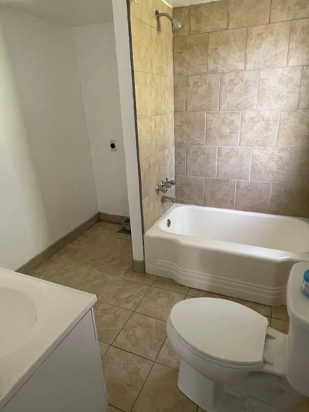 Building Photo - 401 N Railroad St