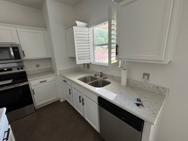 Building Photo - 3618 Wolf Dr