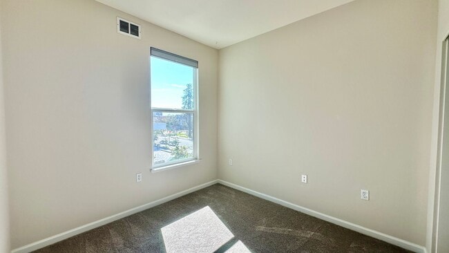 Building Photo - Stylish and Chic 2 Condo nestled in the Heart of Downtown!