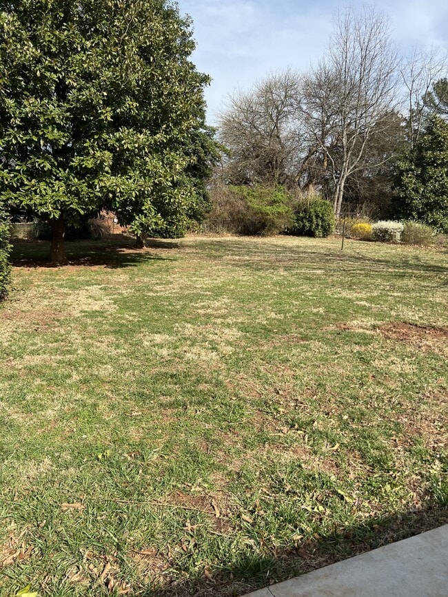Building Photo - 3 Bdrm / 2 Bath House on a Corner Lot. Clo...