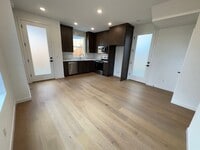 Building Photo - L0652