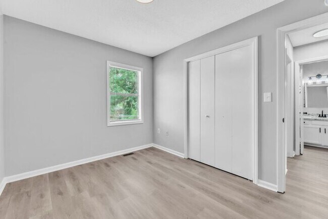 Building Photo - *NEWLY RENOVATED* 2 Bedroom Townhouse in D...