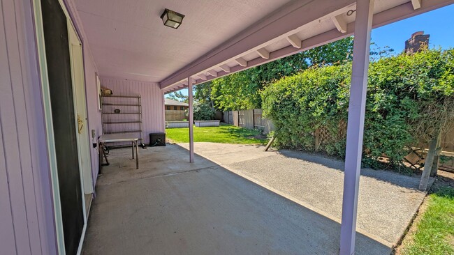 Building Photo - One level home with lots of character in H...
