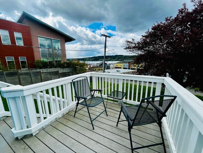 Building Photo - Newly Remodeled Apartment in the Center of Downtown Poulsbo!