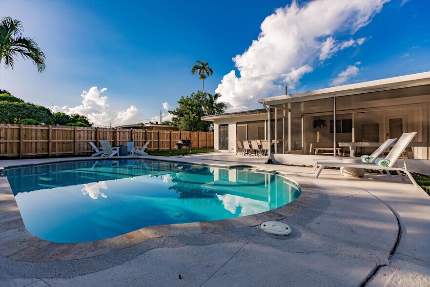 Building Photo - 716-720 Southwest 14th Court-SI FL1-ID1475646P