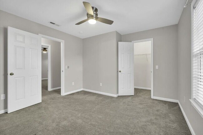 Building Photo - Charming 3BR/3BA Home with Lawn Care Included - Prime Simpsonville Location!