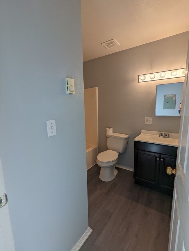 Building Photo - Remodeled 2 Bedroom Apartment in Salisbury