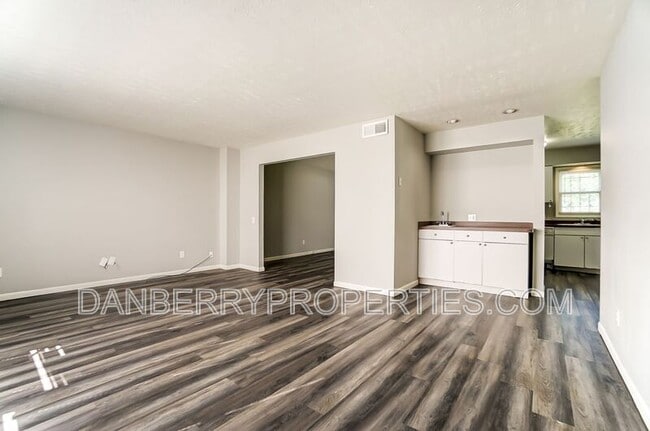 Building Photo - 1103 Searles Rd