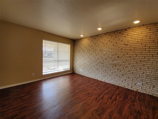 Building Photo - 824 Warren Way