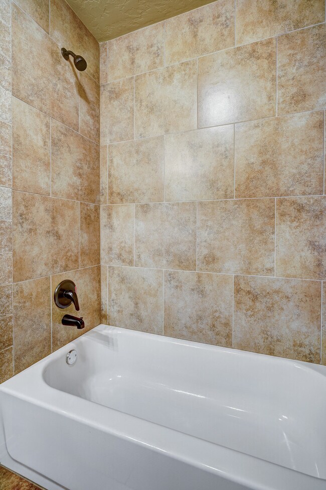 Building Photo - 1713 Pinewood Dr