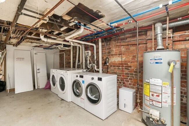 Building Photo - 473 E 5th St