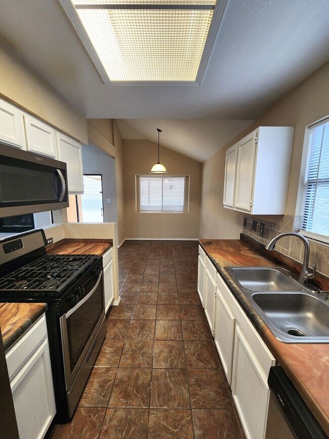 Building Photo - 3362 Highridge St