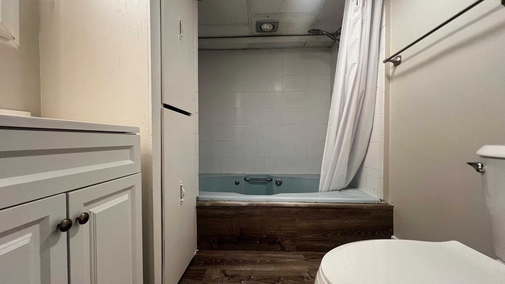 BATHROOM #2 - 89 Grant St