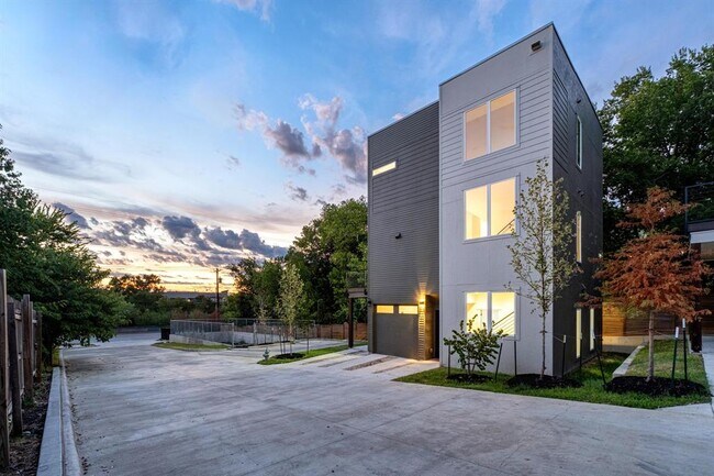 Building Photo - 2309 Montopolis Dr