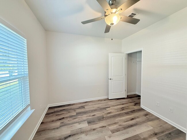 Building Photo - Spacious 2-Bedroom Duplex