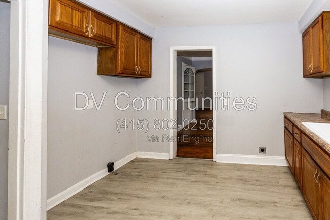 Building Photo - 915 Clarence Rd