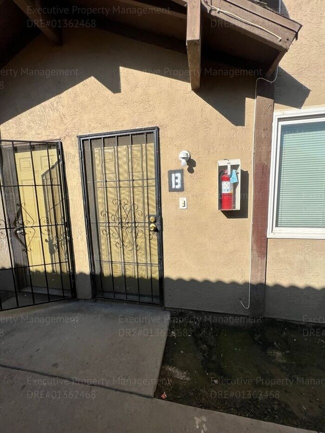 Building Photo - 2 bedroom, 1.5 bathroom townhouse.