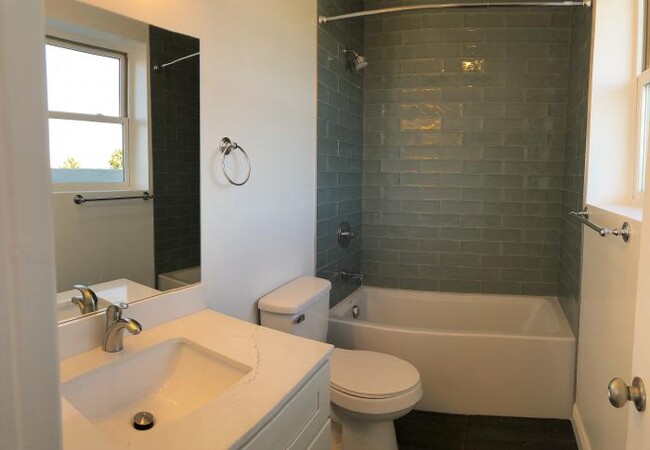 Building Photo - 3 bedroom in Oakland CA 94606