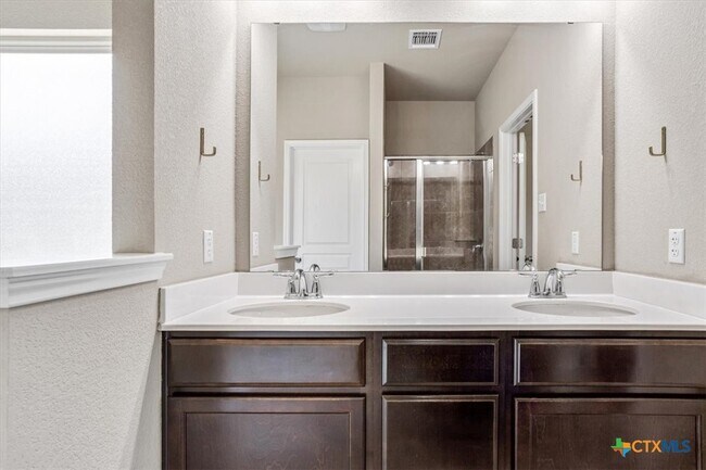 Building Photo - 515 Cross Dr.