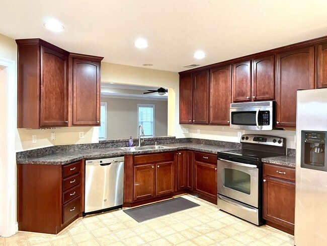Building Photo - Beautifully Maintained Home in the Heart o...