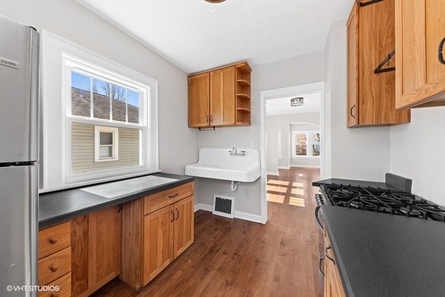 Building Photo - 133 S Vail Ave