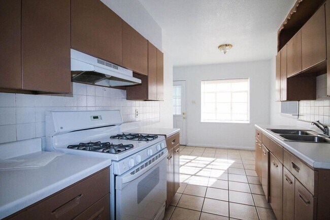 Building Photo - 209 San Saba Rd