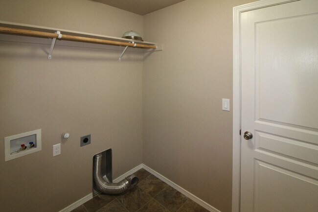 Building Photo - 3 bedroom, 2 bath home in Pasco