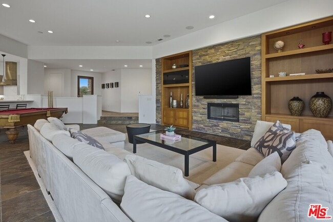 Building Photo - 50025-50021 Vía Aldea