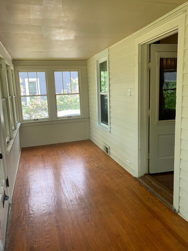 Building Photo - Charming 2 Bedroom, 1 Bathroom Ranch in Downtown Three Oaks