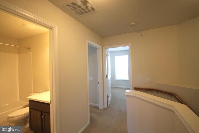 Building Photo - 515 Ellison Dr