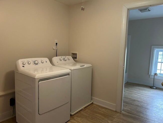 Building Photo - Cozy 2-Bedroom Home with Bonus Rooms in Lancaster - Private Backyard!