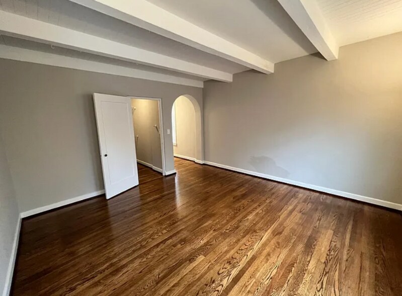 Building Photo - 421 Summit Ave E